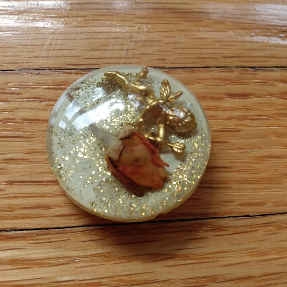 Vintage Angel Cherub Brooch Dried Rose Flower Embedded Resin Handmade Kitschy - Picture 5 of 10